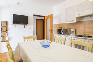 Fridge, microwave, oven, stovetop - Holiday apartment Sandra in suburb of Pula (Pula)