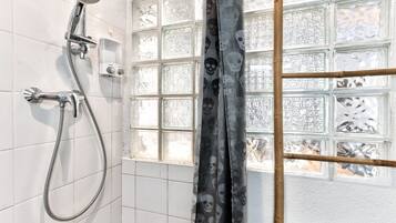 SĂšche-cheveux, serviettes fournies