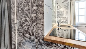Une salle de bain avec un meuble-lavabo en bois, un miroir et un lavabo.