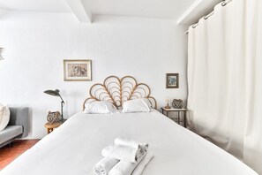 Iron/ironing board, WiFi, bed sheets - Charming studio in the Panier district (Marseille)