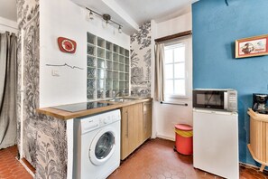Kühlschrank, Mikrowelle, Herdplatte, Wasserkocher mit Kaffee-/Teezubehör