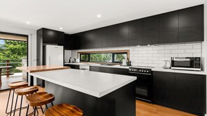 ثلاجة، ميكروويف، فرن، موقد طهي مسطح