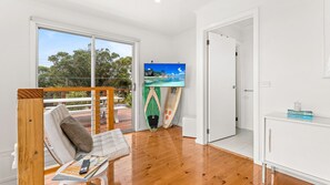 Télévision, cheminée, livres