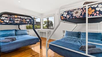 4 bedrooms, iron/ironing board, internet