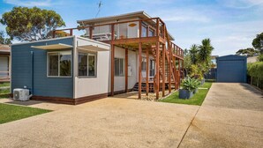 A modern two-story house with a balcony, a garage, and a well-maintained lawn. - Sea to Sunset View in Ventnor (Ventnor)