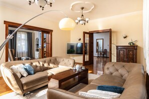 TV connectée, cheminée, Netflix, table de tennis de table