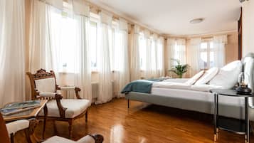 5 chambres, coffres-forts dans les chambres, bureau