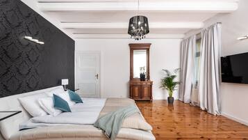 5 bedrooms, in-room safe, desk, iron/ironing board