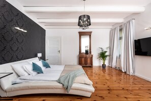 5 chambres, coffres-forts dans les chambres, bureau