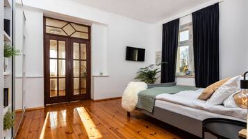 5 dormitorios, caja fuerte, escritorio y tabla de planchar con plancha