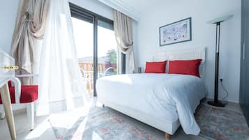4 bedrooms, desk, WiFi, bed sheets