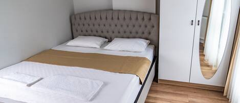 1 chambre, chambres insonorisées, fer et planche à repasser