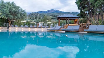 Una piscina al aire libre de temporada