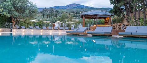 Una piscina al aire libre de temporada