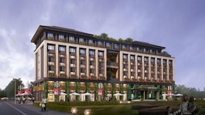 Ein modernes Hotel mit mehreren Etagen, Außenbereich und einem gepflegten Garten.
