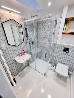 Douche, séchoir à cheveux, serviettes fournies, shampooing