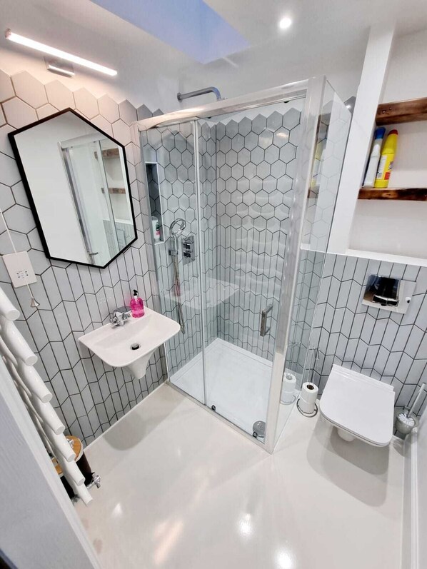 Shower, hair dryer, towels, shampoo