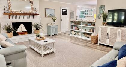 Hidden Treasure: Close to Beach with Rooftop Deck, Dog Friendly, Fenced Yard