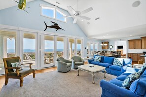 Fernseher, DVD-Player, Bücher, Videothek