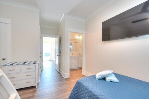 6 bedrooms, desk, iron/ironing board, free WiFi