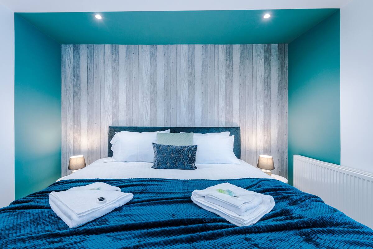 Tabla de planchar con plancha, wifi gratis y ropa de cama