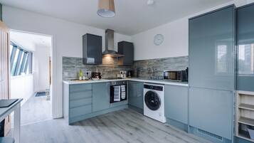 Apartment, 1 King Bed with Sofa bed, Non Smoking | Private kitchen | Fridge, microwave, oven, toaster