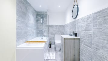 Apartment, 2 Bedrooms, 2 Bathrooms | Bathroom | Hair dryer, towels