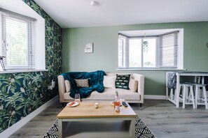 43-inch LCD TV with satellite channels, TV - One&Two Bedroom Luxe Apts near Trafford (Manchester)