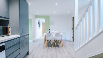 Appartement, 2 chambres | Cuisine privée | Réfrigérateur, micro-ondes, four, grille-pain