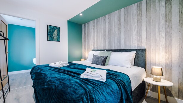 Iron/ironing board, WiFi (free), bed sheets - One&Two Bedroom Luxe Apts near Trafford (Manchester)