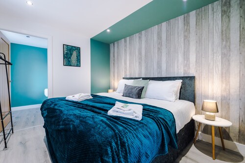 One&Two Bedroom Luxe Apts near Trafford