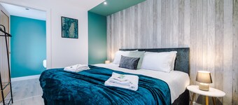 One&Two Bedroom Luxe Apts near Trafford