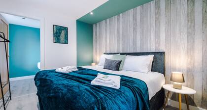 One&Two Bedroom Luxe Apts near Trafford