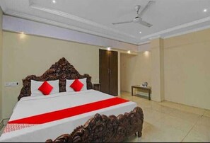 Deluxe Room | Iron/ironing board, bed sheets