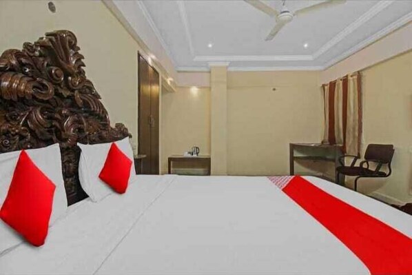 Iron/ironing board, bed sheets