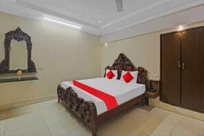 Deluxe Room | Iron/ironing board, bed sheets