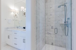 Badewanne, Haartrockner, Handtücher