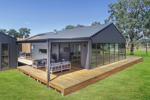 Lawson Lodge - Modern home minutes from Lake Eildon