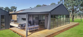Lawson Lodge - Modern home minutes from Lake Eildon
