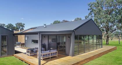 Lawson Lodge - Modern home minutes from Lake Eildon