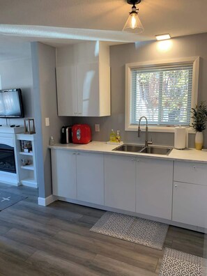 Kühlschrank, Mikrowelle, Ofen, Herdplatte