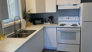 Frigorifero, microonde, forno, piano cottura