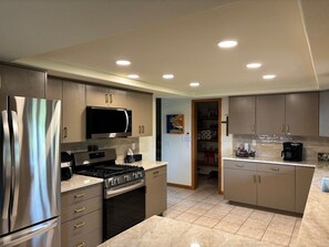 ثلاجة، ميكروويف، فرن، موقد طهي مسطح