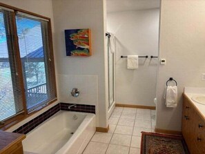 Douche, sèche-cheveux, serviettes fournies