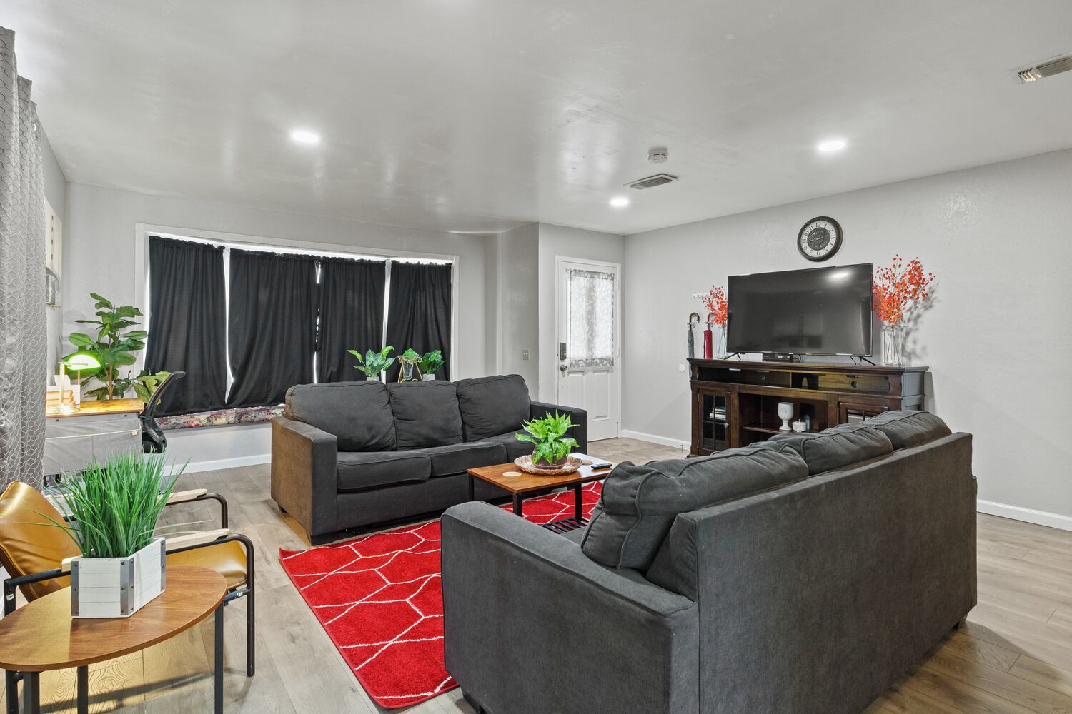 Cozy 2BR in Sunny Carmichael | Netflix | Work Desk