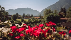 A rural landscape with houses, mountains, and a clear sky. - Apartment 14 (Rottach.Apartments) Holiday apartment on Lake Tegernsee (Rottach-Egern)