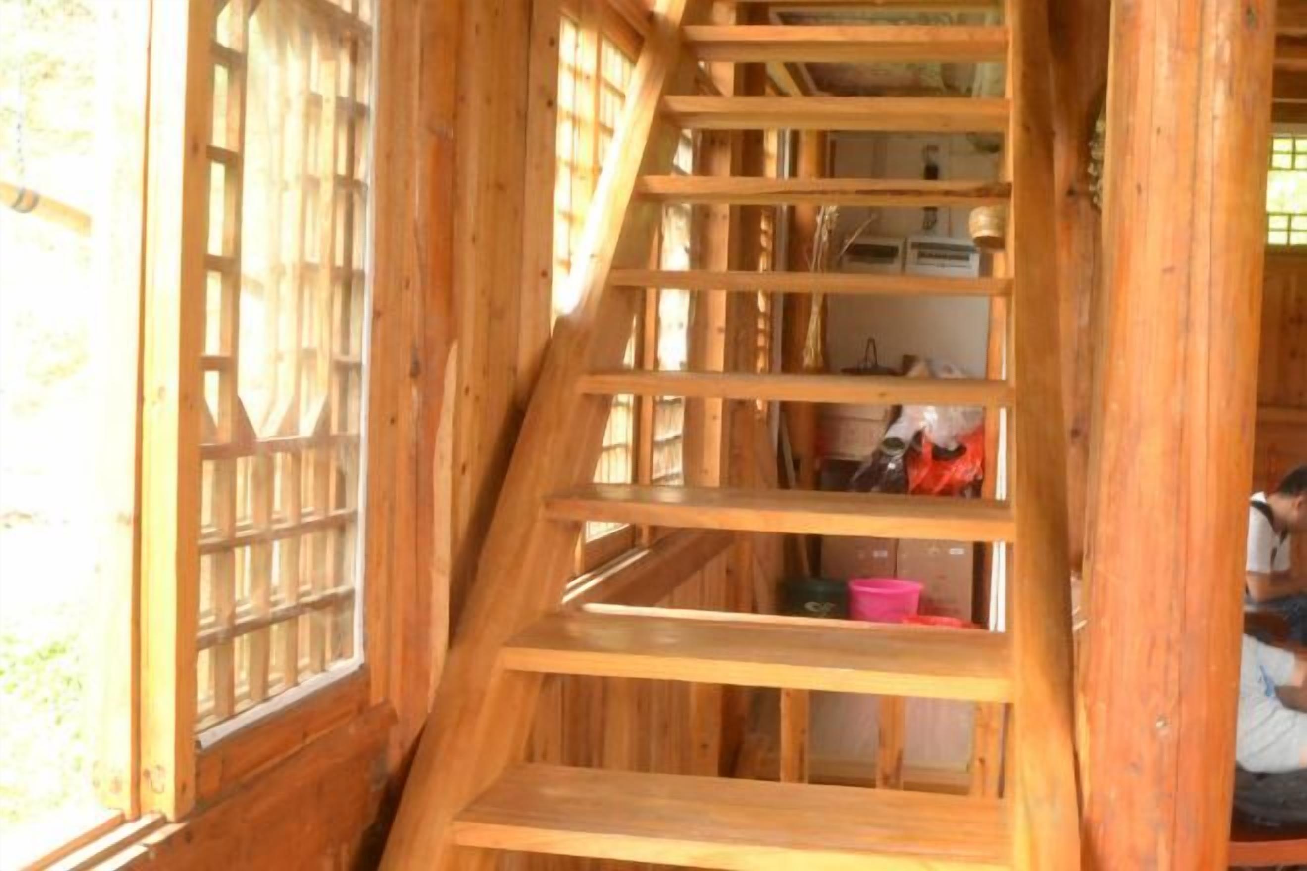 Una escalera de madera con varios peldaños que conducen a una plataforma.