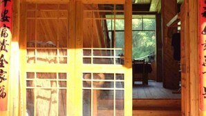 Une pièce traditionnelle en bois, dotée de portes coulissantes et d’une enseigne en japonais.