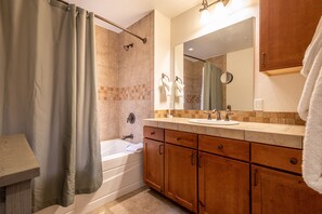 Ensemble douche/baignoire, sèche-cheveux, serviettes fournies