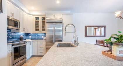 Beautiful West Village three bedroom, Large living area, free WiFi